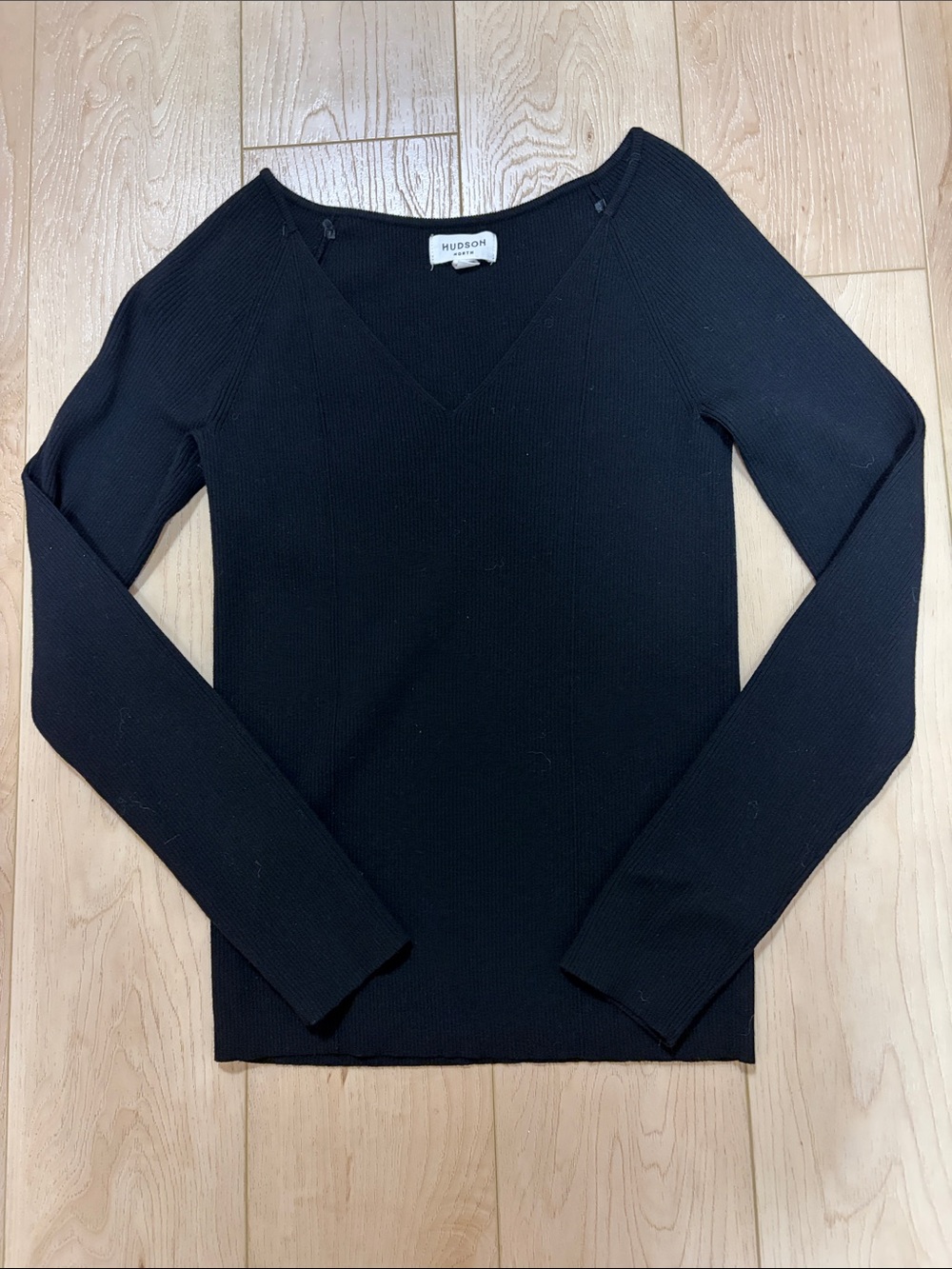 Hudson North Fitted Rib Knit V Neck Sweater, Black, sz M